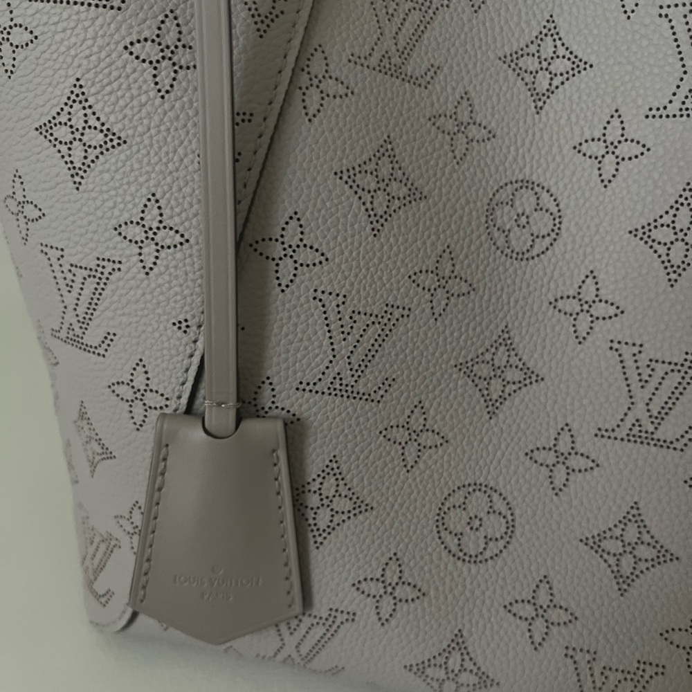 New Louis Vuitton Mahina Handbag - Picture 5 of 16